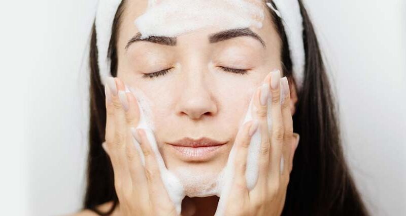 Importancia de la Doble Limpieza Facial: Descubre el Secreto para una Piel Radiante